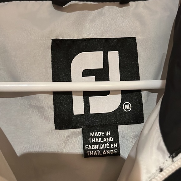 pullover windbreaker - Picture 2 of 3